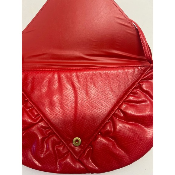 Vintage 80's Faux Leather Cherry Red Valentine’s Shoulder Bag w/ Button Closure - Picture 4 of 5